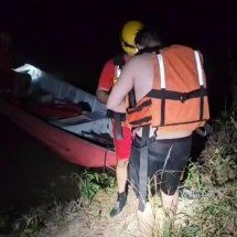 Vídeo: três homens entram em rio com colchão inflável e ficam ilhados em MG - Reprodução/CBMMG