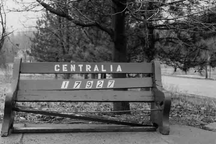 Centralia, no condado de Columbia, foi se tornando inabitável com o passar dos anos devido ao estrago generalizado que as chamas foram provocando. 

-Flickr m. wheeler