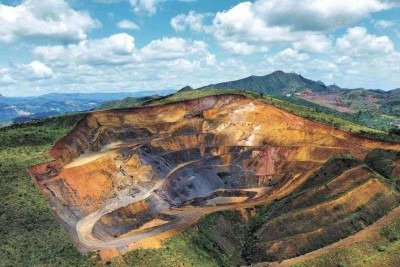 Vista da cava abandonada da mineradora Gute Sicht, que teve licen&ccedil;a cassada e parou de operar, mas deixou um rastro de destrui&ccedil;&atilde;o e abandono na Serra do Curral -  (crédito: Leandro Couri/EM/D.A Press)
