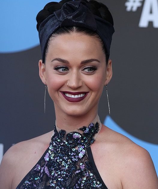 Nascida em 25 de outubro de 1984, na Califórnia, Katy Perry ficou mundialmente conhecida em 2008 com o hit "I Kissed a Girl".