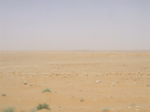 9º Deserto Sírio (520.000 km²) - Fica na Península Arábica, abrangendo partes de Síria, Iraque, Jordânia, Arábia Saudita e Kuwait. Historicamente habitado por povos beduínos, ainda já tribos que permanecem na região, perto dos oásis