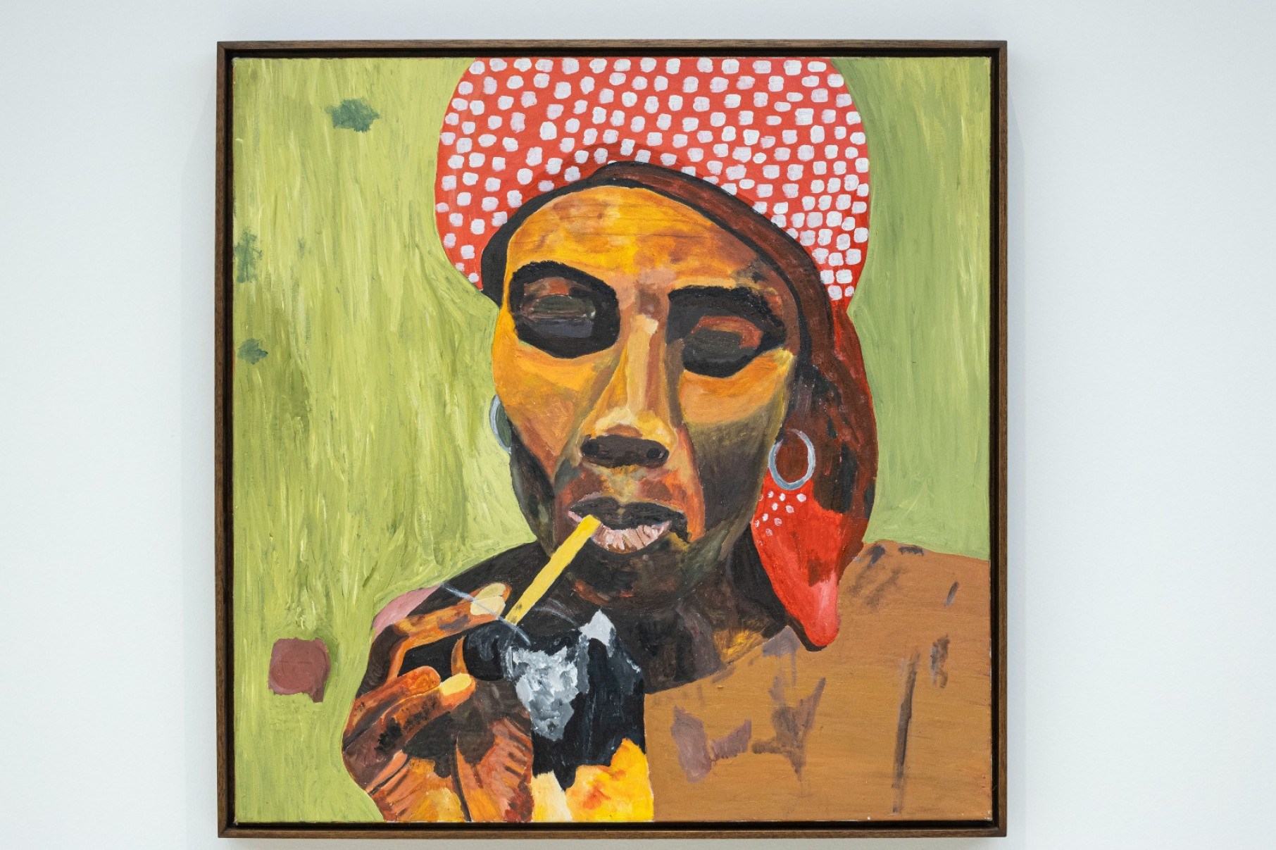 Tela mostra mulher fumando cachimbo