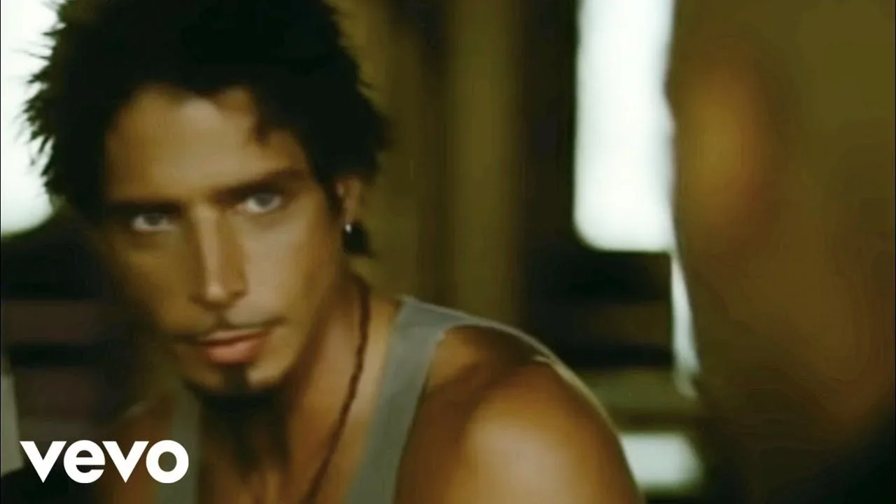 A música é caracterizada por seu ritmo melódico e pela poderosa voz do vocalista Chris Cornell, que evoca emoções intensas. "Like a Stone" se tornou uma das músicas mais conhecidas da banda e continua sendo apreciada por fãs de rock em todo o mundo.