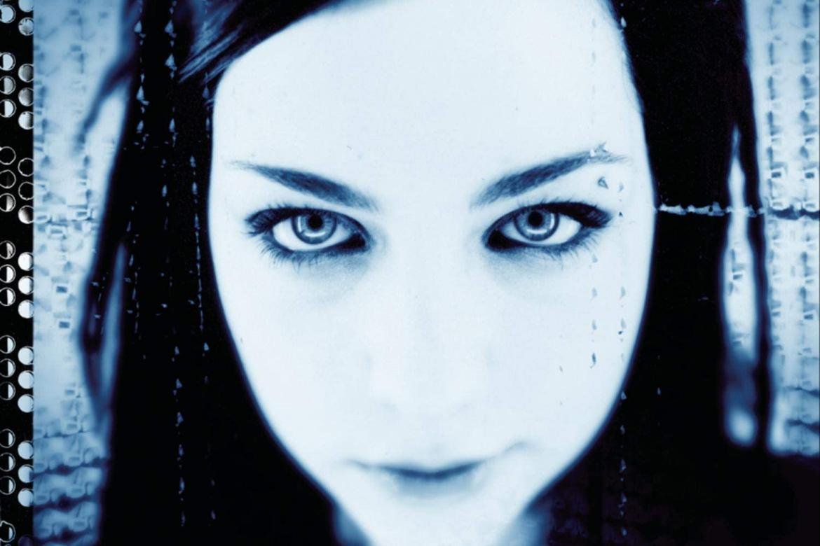 Com mais de 1,2 bilhão de views, "Bring Me to Life" foi o maior sucesso da banda de rock Evanescence, lançada em 2003 como parte do álbum de estreia intitulado "Fallen". Apresenta cenas dramáticas e visualmente impressionantes, e ajudou a solidificar a popularidade da banda e da canção.