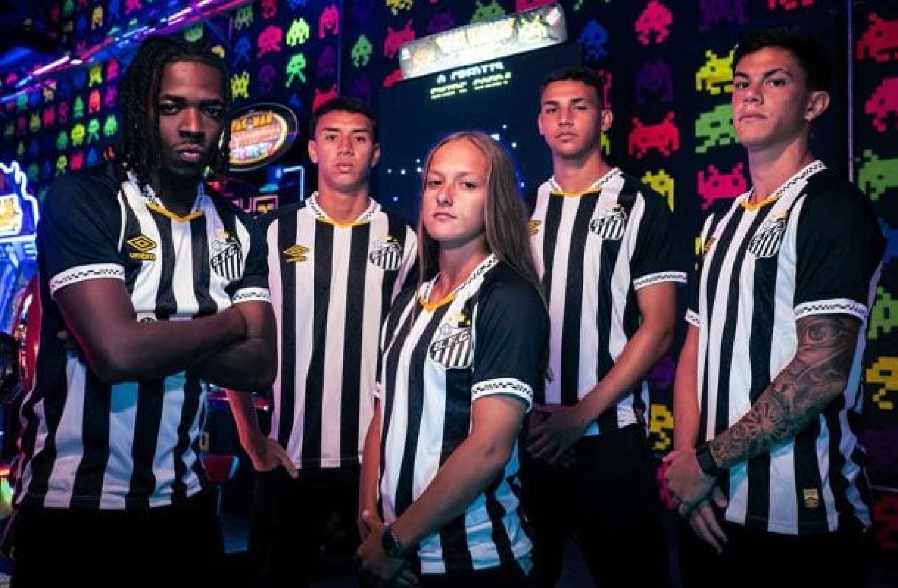 Em celebração aos 113 anos, Santos lança uniforme listrado para a temporada