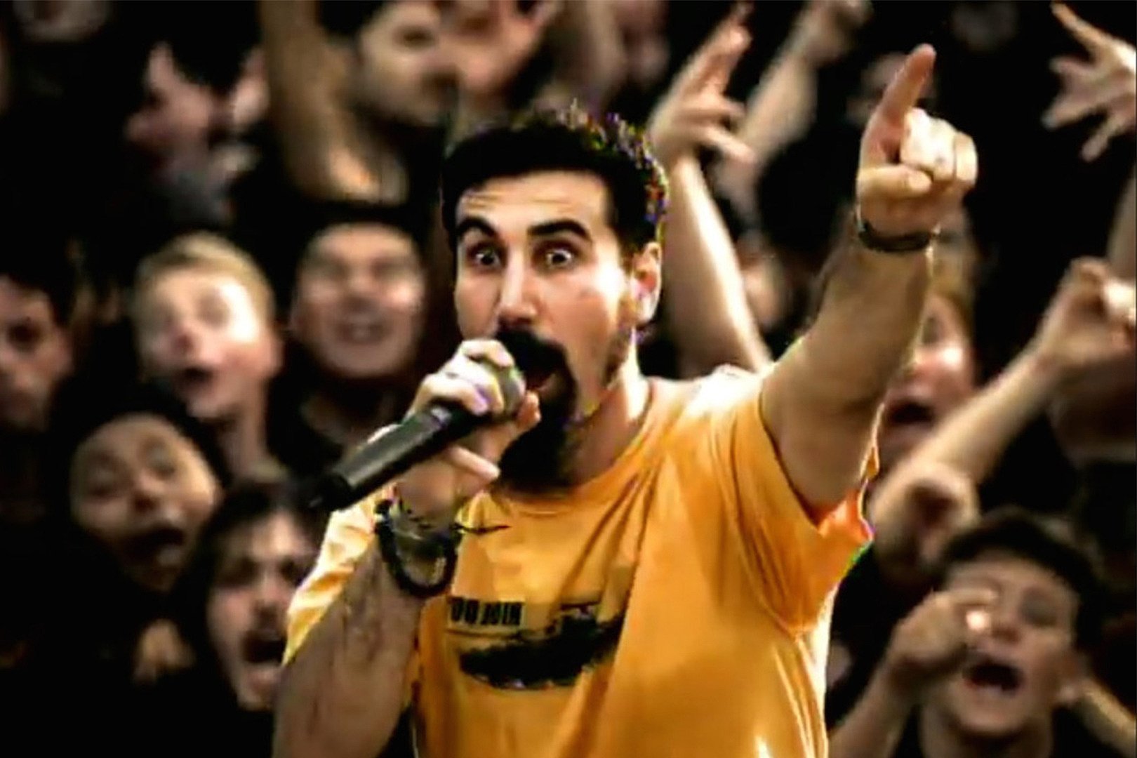"Chop Suey!" recebeu elogios da crítica e se tornou um dos maiores sucessos da banda, contribuindo para a popularidade duradoura do System of a Down.
