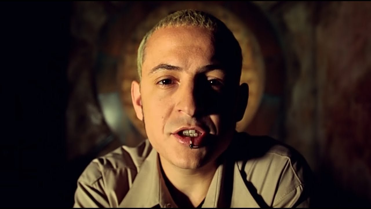 A combinação de vocais líricos e agressivos de Chester Bennington e Mike Shinoda acrescenta uma dinâmica interessante. "In the End" já passou de 1,6 bilhão no YouTube e continua sendo uma das músicas mais reconhecíveis e icônicas da banda até hoje.