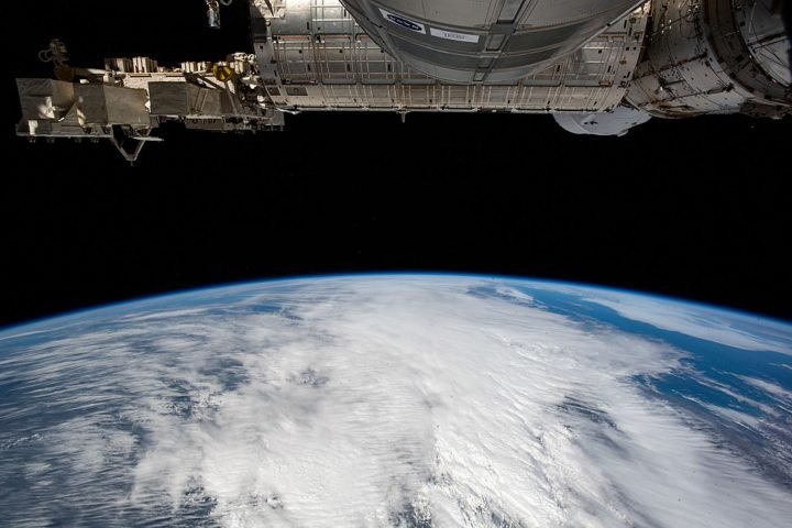 Em um voo orbital, por exemplo, a nave atinge velocidade suficiente (cerca de 28.000 km/h) para ficar “presa” na gravidade da Terra. Pode durar durar horas, dias ou meses, dependendo da missão.