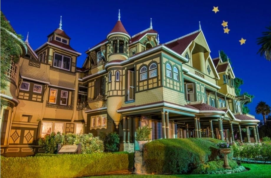 A construção da Mansão Winchester na Califórnia (EUA), começou em 1884 e seguiu até a morte de Sarah Winchester em 1922. Ela era viúva de William Wirt Winchester, o filho do fundador de uma importante fabricante de rifles. Após a morte de seu marido e filha, Sarah acreditava em perseguição dos espíritos daqueles que foram mortos por rifles da marca. Ela buscou a orientação de médiuns e construiu a mansão para acalmar os espíritos.