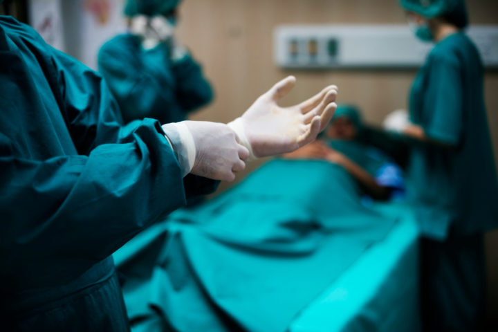 Na Índia, um homem de 26 anos precisou passar por uma cirurgia de emergência depois de engolir 39 moedas e 37 ímãs por cauda de uma crença absurda. O FLIPAR mostrou e republica para quem não viu -rawpixel.com freepik