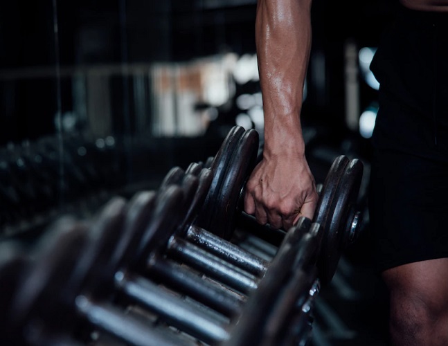 O homem alegou que ingeriu os objetos porque o “zinco poderia ajudar na musculação”. Antes do procedimento, o jovem estava vomitando e sentindo dor abdominal por 20 dias seguidos e nem conseguia mais comer.-Freepik