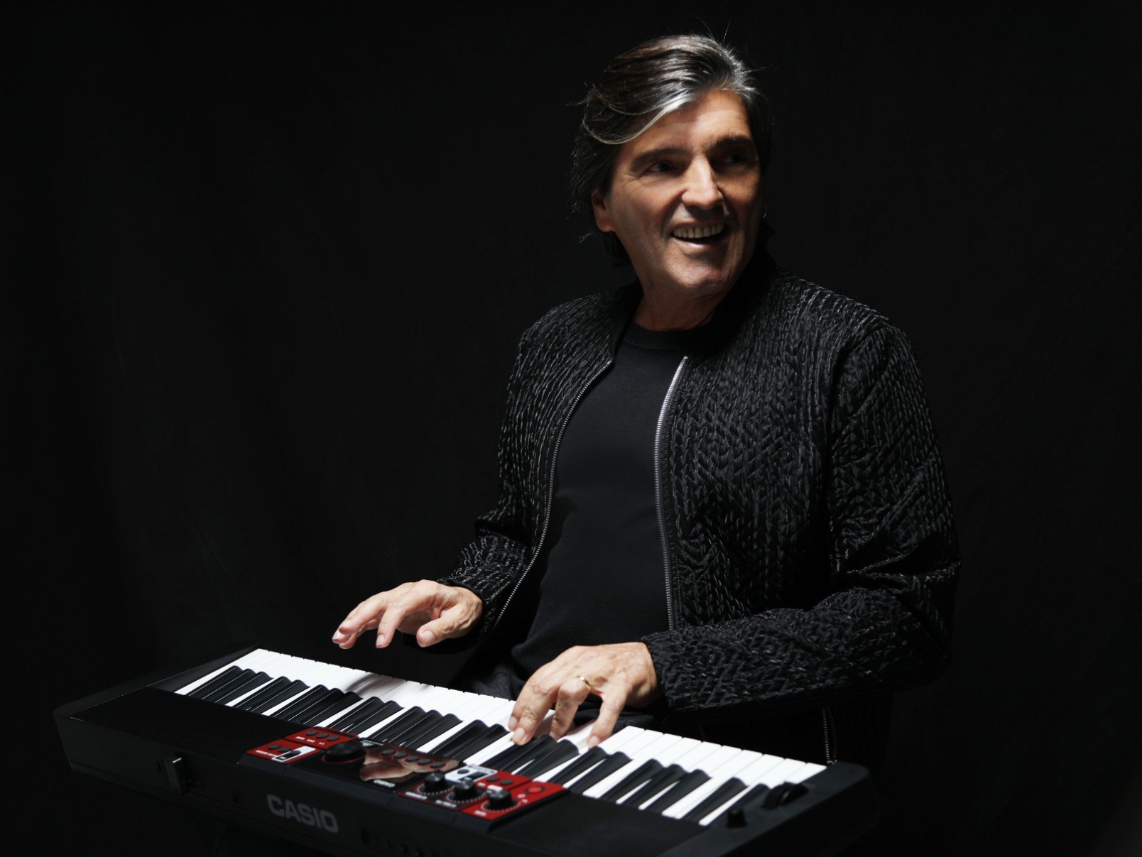 Nico Rezende toca teclado