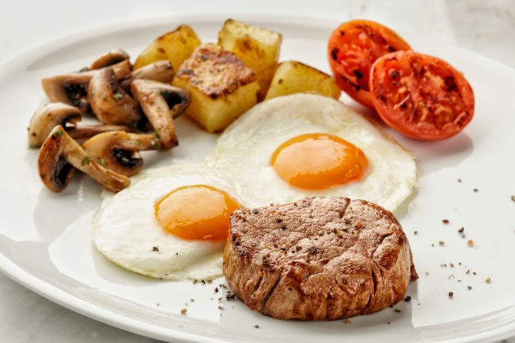 O zinco é obtido através da alimentação, especialmente de alimentos ricos em proteínas como carne, ovos, leguminosas e gema de ovo. Ou por meio de suplementos.-Orkun Orcan Unsplash