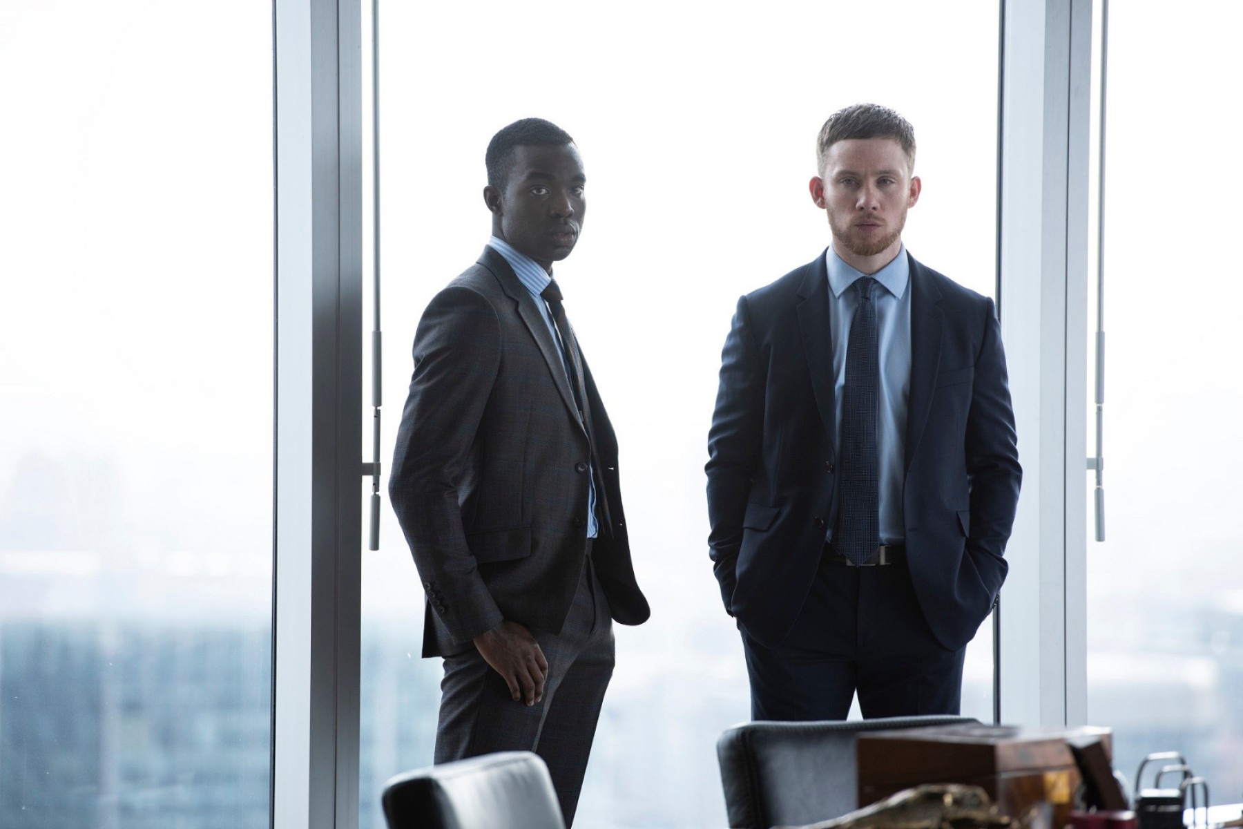  Ator Paapa Essiedu (como Alex Dumani) contracena com Joe Cole (Sean Wallace) na série 'Gangs of London', atração da Starzplay