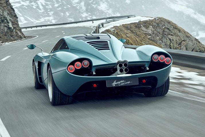 Tem propulsor 6.0 V12 biturbo, com 840 cv. Possui 7 marchas. Atinge 300 km/h. 