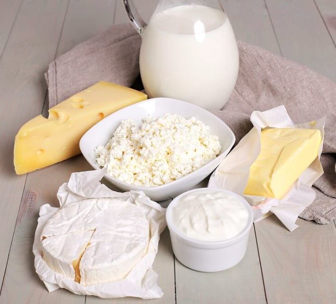 O zinco pode ser encontrado em diversos alimentos de origem animal e vegetal, como: carne bovina, suína e de cordeiro, frango, ostras, camarão, caranguejo, feijão, lentilha, amendoim, castanha-do-pará, leites, queijo, iogurte, aveia, arroz integral e quinoa.-freepik Racool_studio