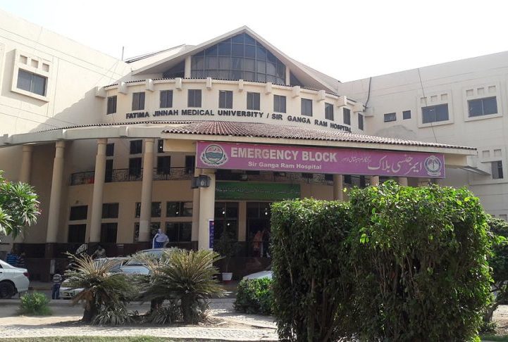 Segundo a imprensa local, os médicos do Hospital Sir Ganga Ram conseguiram retirar todos os objetos do intestino do paciente com sucesso. -wikimedia commons Tahir mq