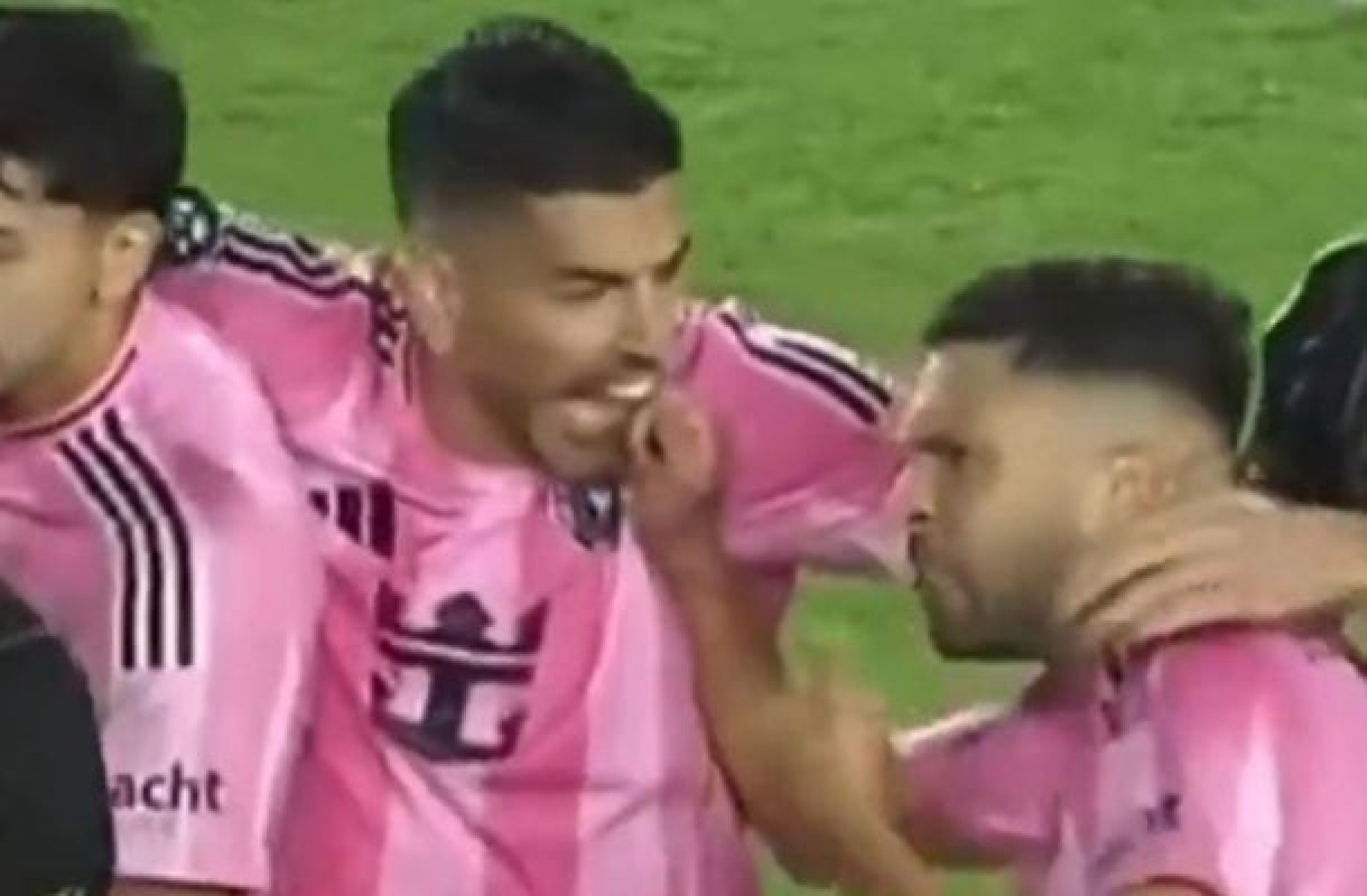 De novo? Suárez tenta morder companheiro de Inter Miami durante partida