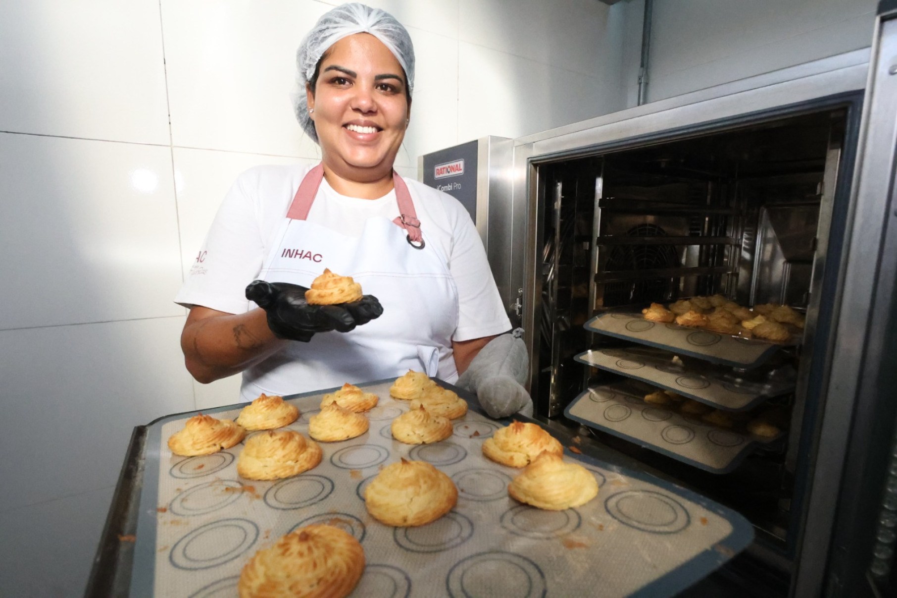 'Lá em casa ninguém tem formação, sou a primeira. Aqui nas aulas eu conheci ingredientes que nunca vi na vida. Gastronomia hoje, para mim, é uma arte', diz Gabriela Almeida, ex-aluna do Inhac