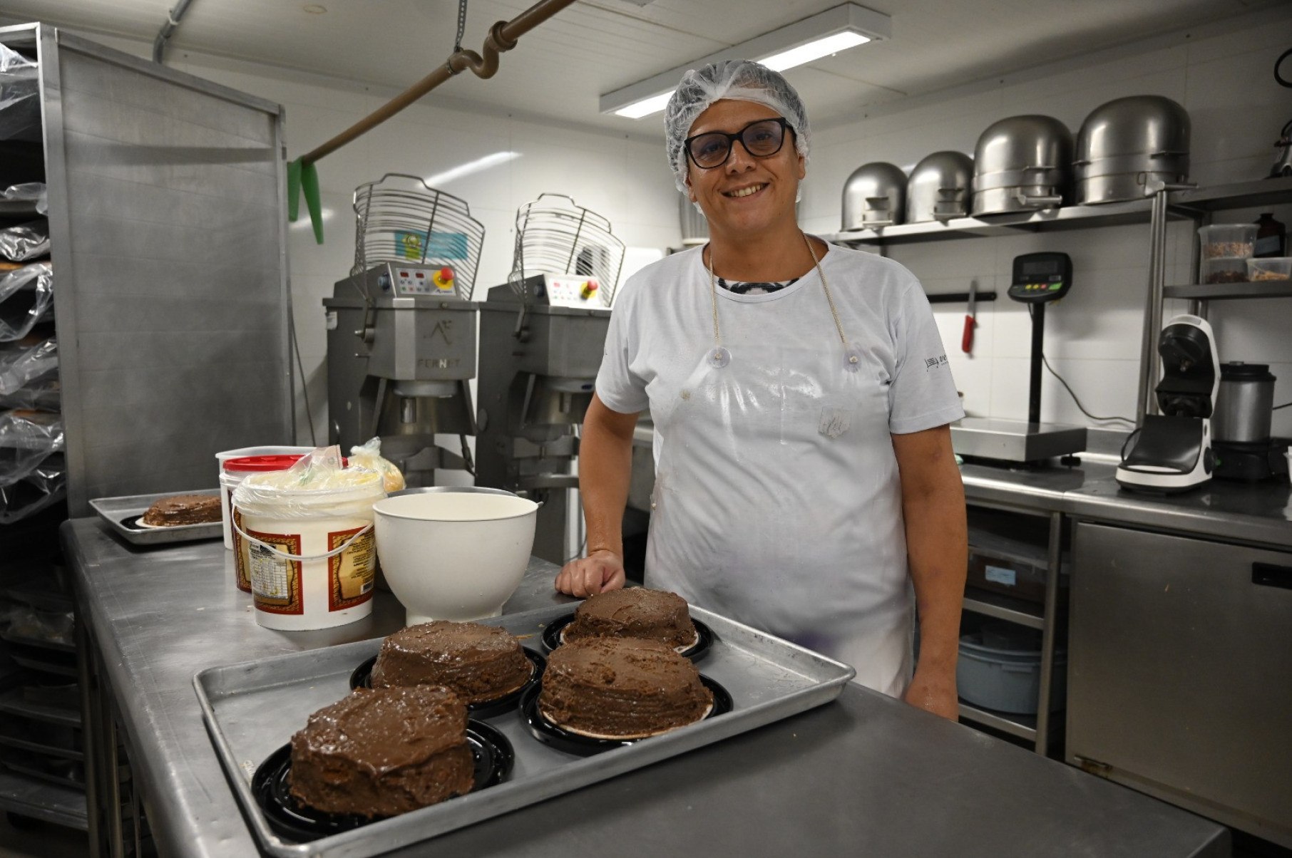 Grazy Reis, uma mulher trans, trabalha como confeiteira na rede de supermercados Verdemar
 -  (crédito: Leandro Couri/EM/D.A Press)