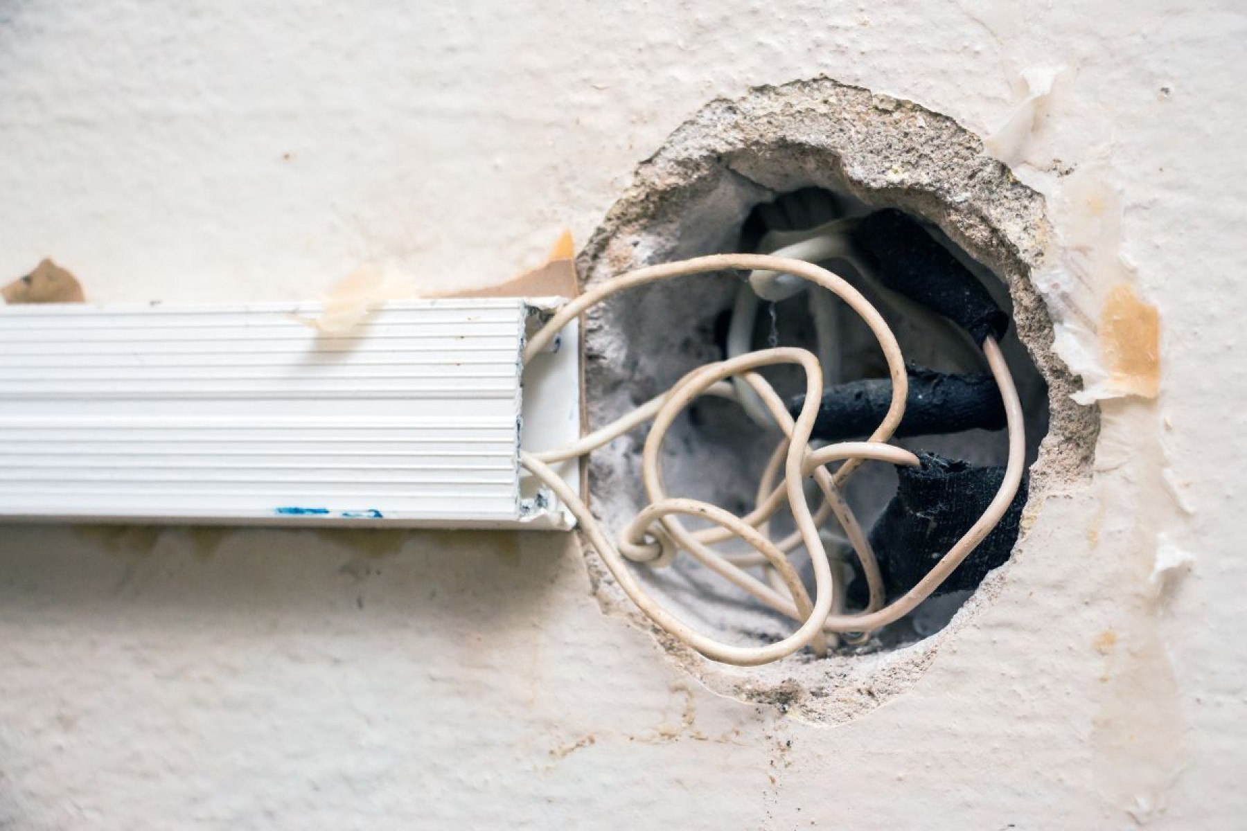 Fios e canaletas