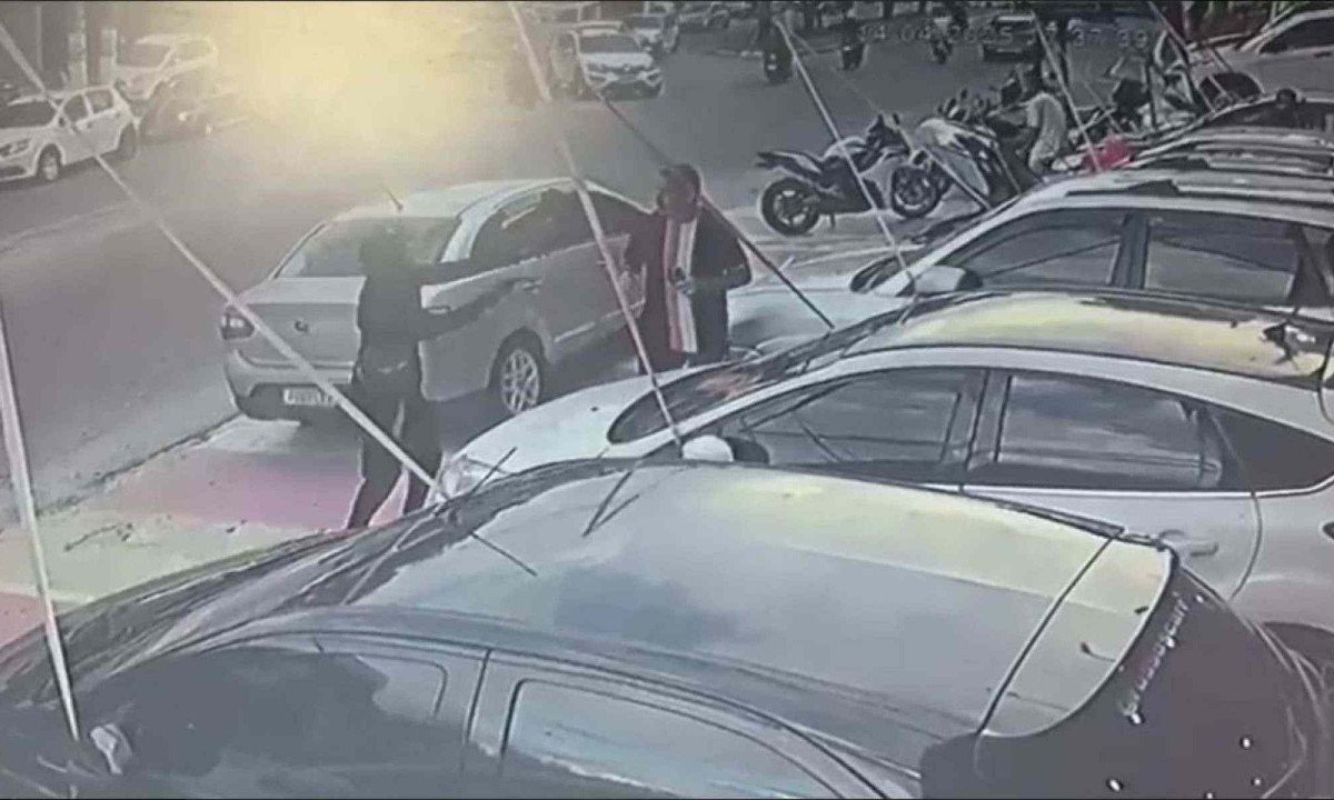 Assaltante aponta arma para empresário, que acabou morto a tiros no Rio de Janeiro -  (crédito: Reprodução/câmera de segurança/dailymotion)