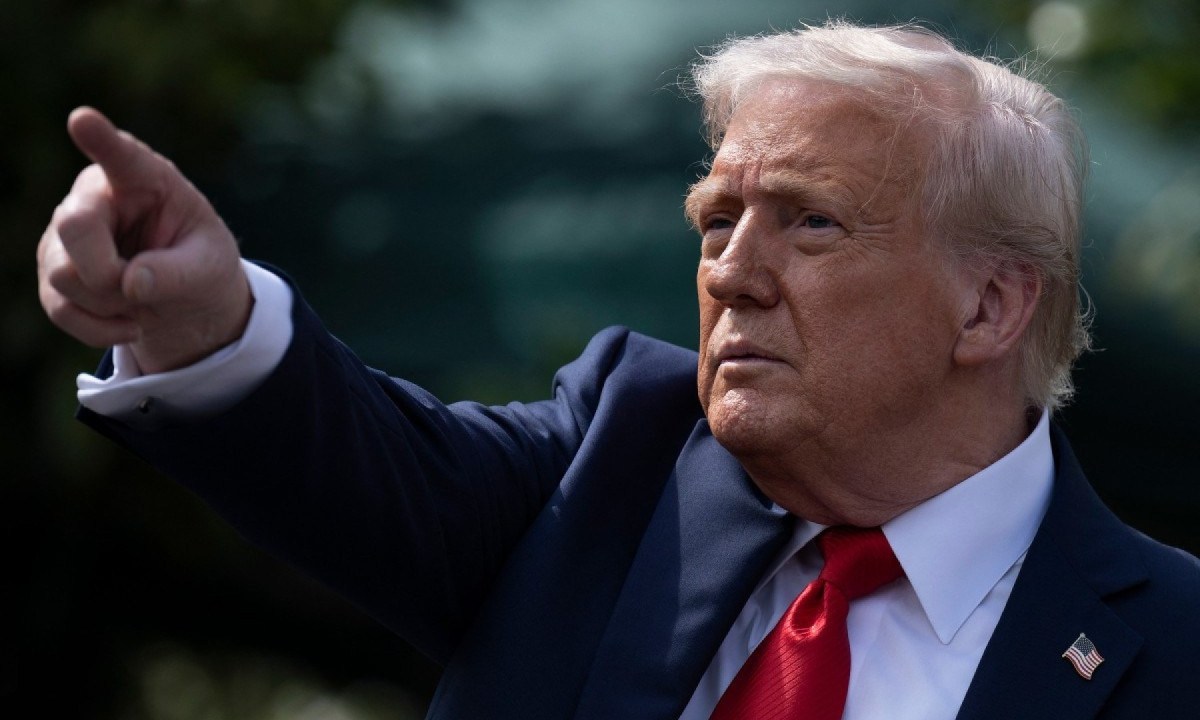 Trump aponta o dedo em cerimônia no gramado da Casa Branca, em Washington (EUA) -  (crédito: Brendan Smialowski / AFP)
