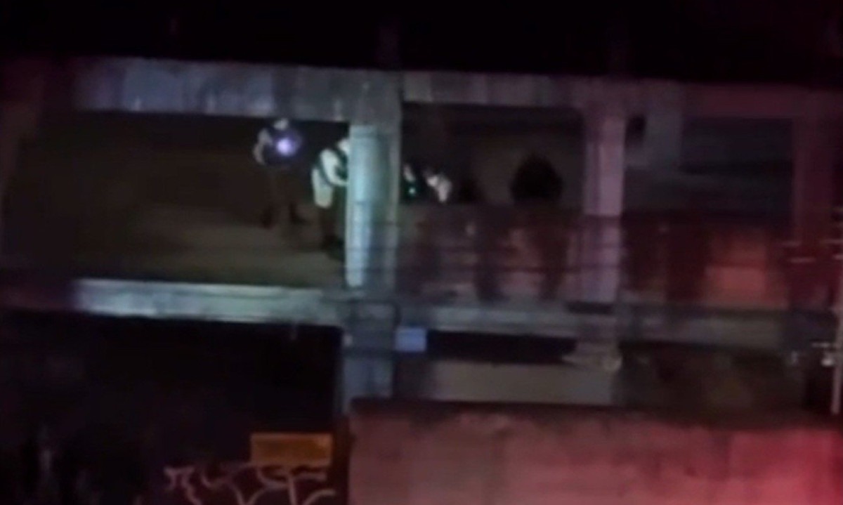 Homem invadiu construção, arremessou pedras contra a Polícia Militar e foi baleado no bairro Buritis -  (crédito: Redes Sociais)