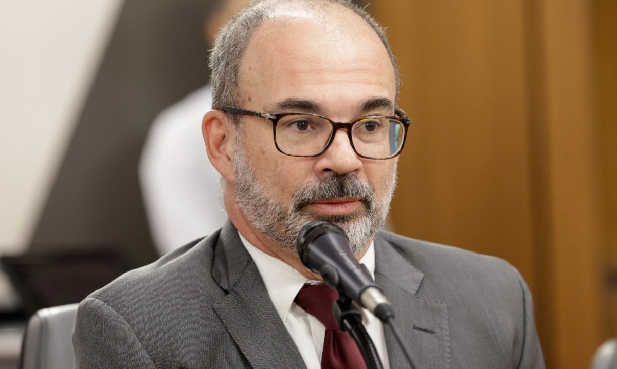 Secretário Luiz Claudio Gomes participou de audiência na ALMG -  (crédito: Guilherme Bergamini/ALMG)