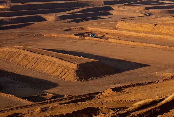 O termo terras raras, por sua vez, é o nome comum de 17 elementos químicos. Entre eles, estão a escandinávia e o itrio.