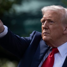 Juíza interrompe medida de Trump para revogar status legal de 500.000 imigrantes - Brendan Smialowski / AFP
