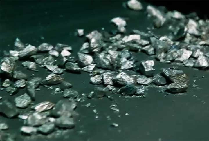 Bastam apenas 400 gramas por tonelada de nióbio para gerar aços mais leves e resistentes. Ele, em maior escala, é usado na produção de aços especiais e superligas. 