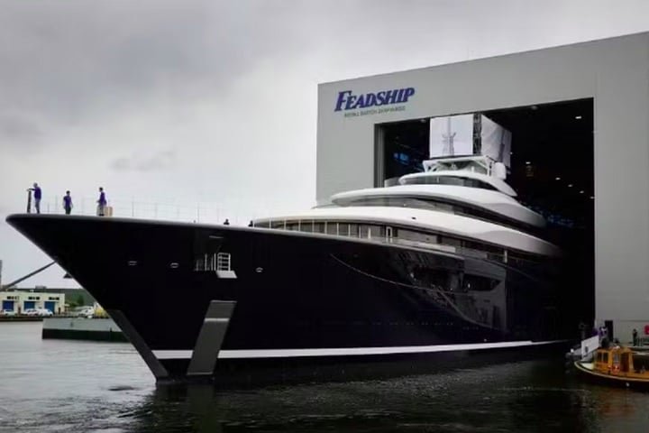 O "Breakthrough", construído em 2021 pela renomada estaleiro holandês Feadship, é um marco na indústria náutica por ser o primeiro superiate movido a hidrogênio do mundo. 