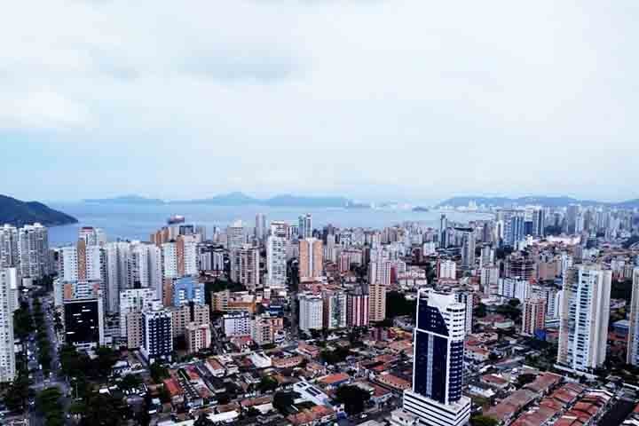 Com pouco mais de 418 mil habitantes, a cidade de Santos foi fundada em 1546 pelo nobre e explorador portuguÃªs BrÃ¡s Cubas. 
