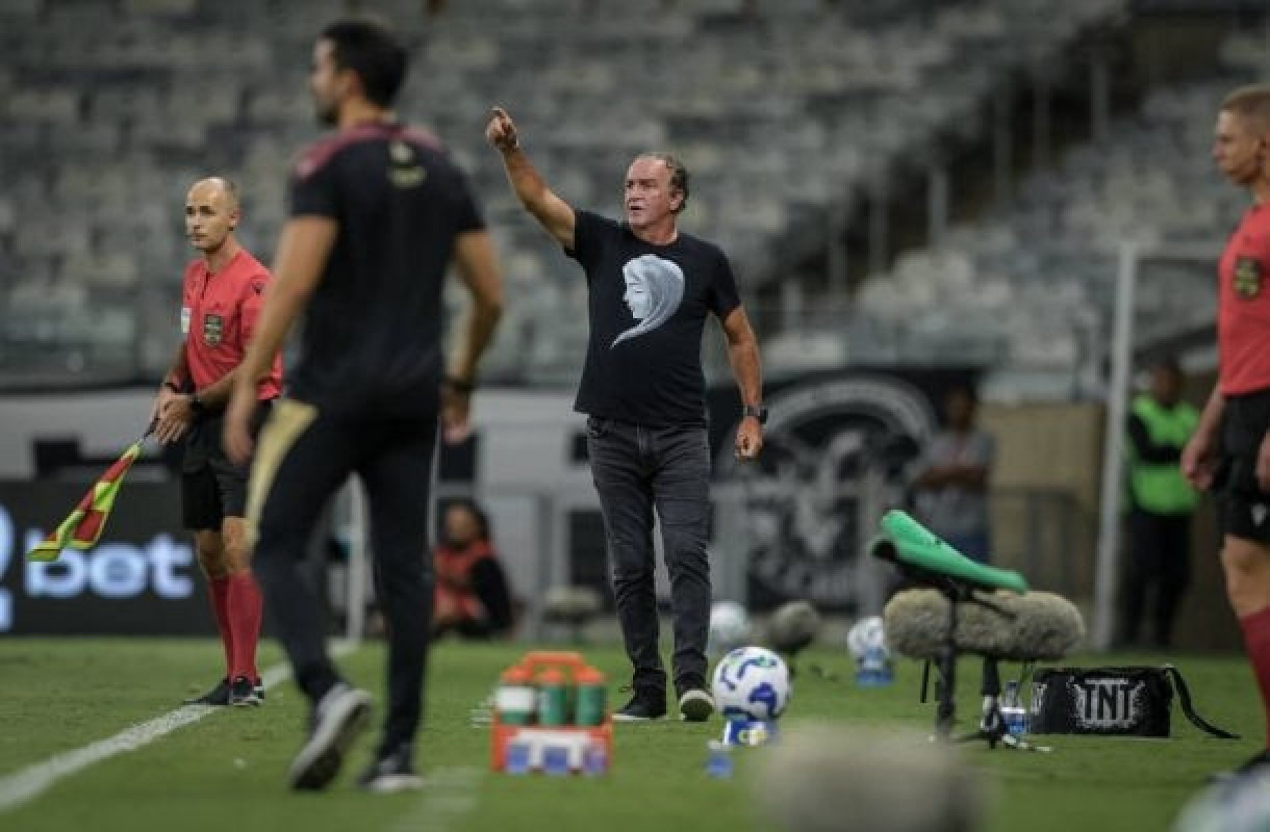 Betinho Marques: Não tem dinheiro, na volta o Galo compra