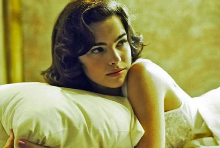 Sua estreia na TV Globo foi em 1998, na minissérie "Hilda Furacão", na qual ela interpretou a personagem-título com intensidade e carisma.