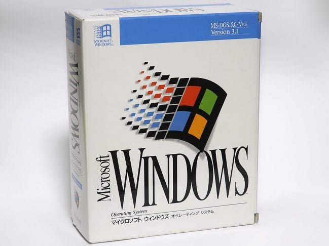 A empresa se tornou líder no mercado de sistemas operacionais com o MS-DOS e, posteriormente, com o Windows, que dominou o setor.