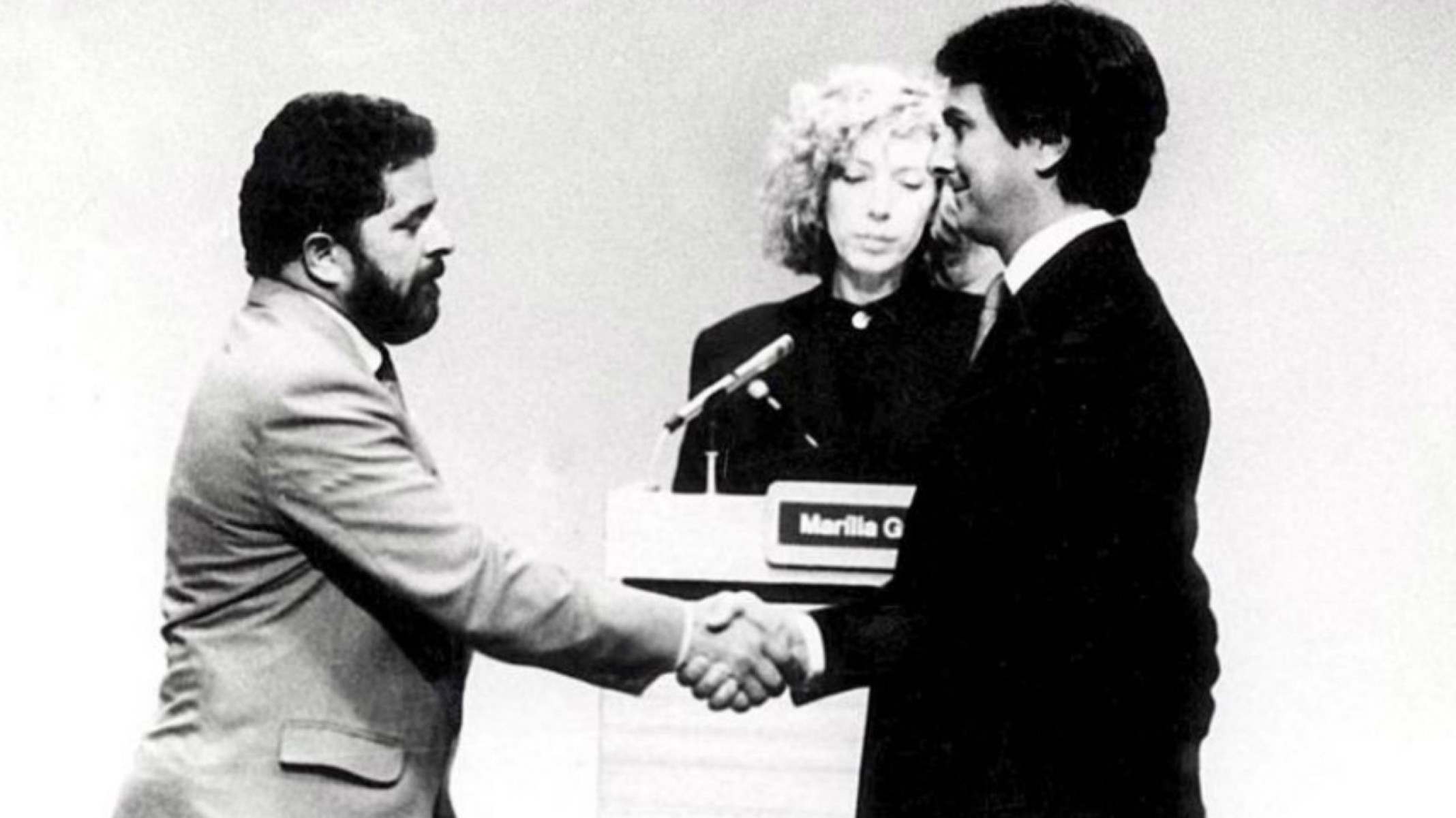 Notíciário sobre debate entre Luiz Inácio Lula da Silva e Fernando Collor de Mello, em 1989, foi manipulado pela Globo. Em 2015, o 'Jornal Nacional' fez mea-culpa sobre a edição do confronto dos dois candidatos Lula e Fernando Collor apertam as mãos antes do debate dos candidatos à Presidência realizado pela Globo em 1989