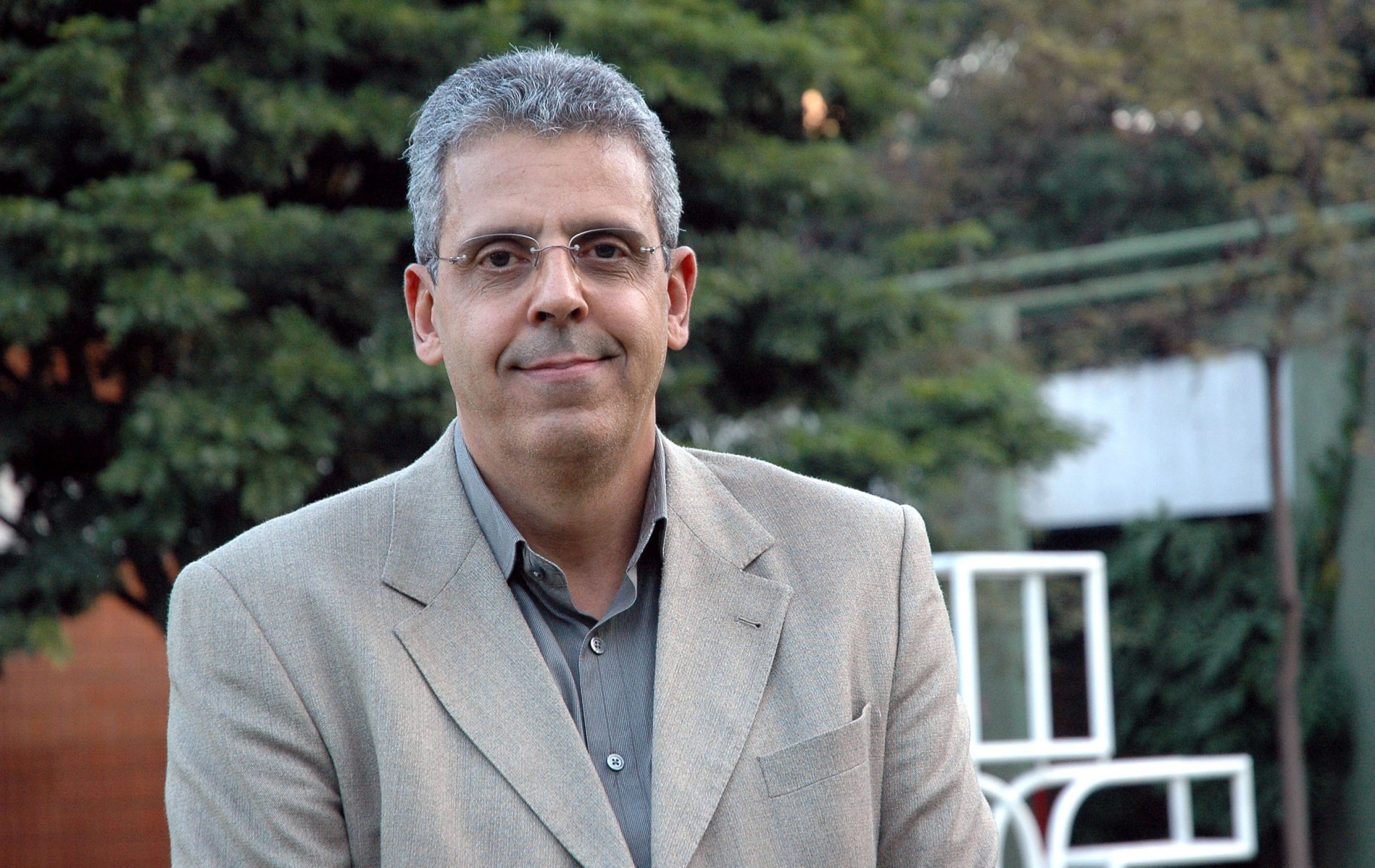 Ernesto Rodrigues diz que uma faixa de público tem relação de amor e ódio com a Globo. 'Acredito que certos setores vão preferir manter a visão contaminada por lendas e teorias da conspiração', afirma, ao comentar a recepção aos livros que lançou sobre a emissora Jornalista Ernesto Rodrigues olha para a câmera