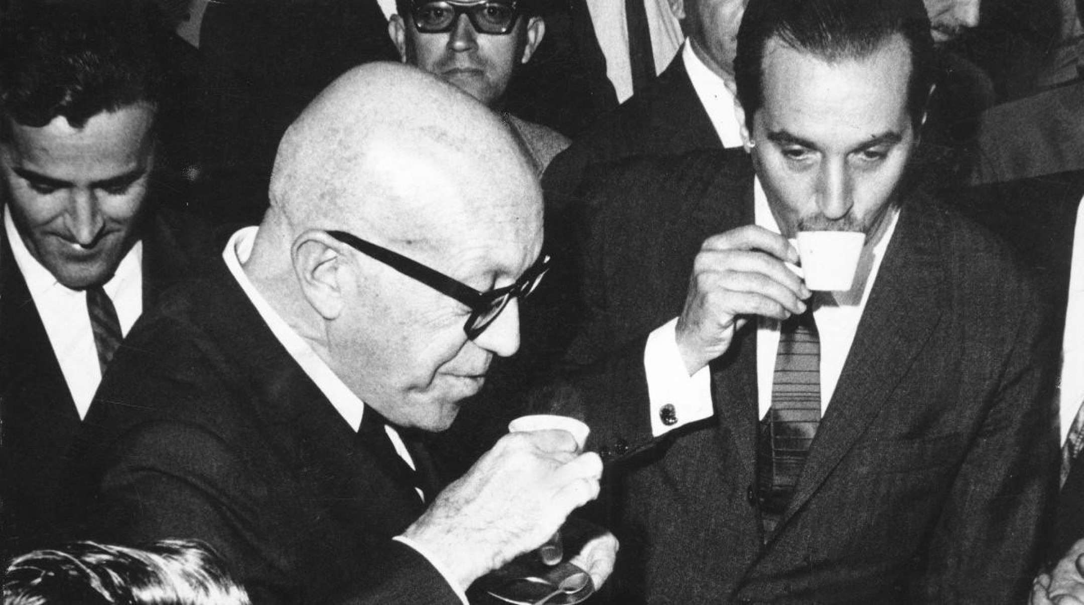 O ex-governador de Minas Gerais, Jose de Magalhaes Pinto (oculos), tomando café-Antonio Cocenza/EM/D.A Press - 1968