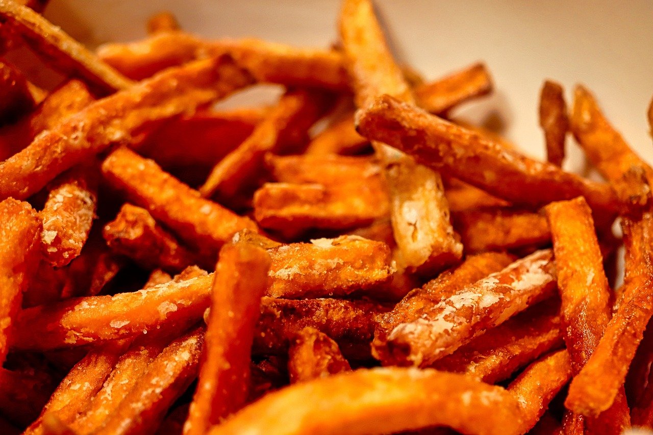 Rica em carboidratos, fibras, vitaminas e minerais, a batata-doce oferece uma série de benefícios para a saúde, que vão desde a prevenção do envelhecimento precoce até o auxílio na saúde intestinal e mental.