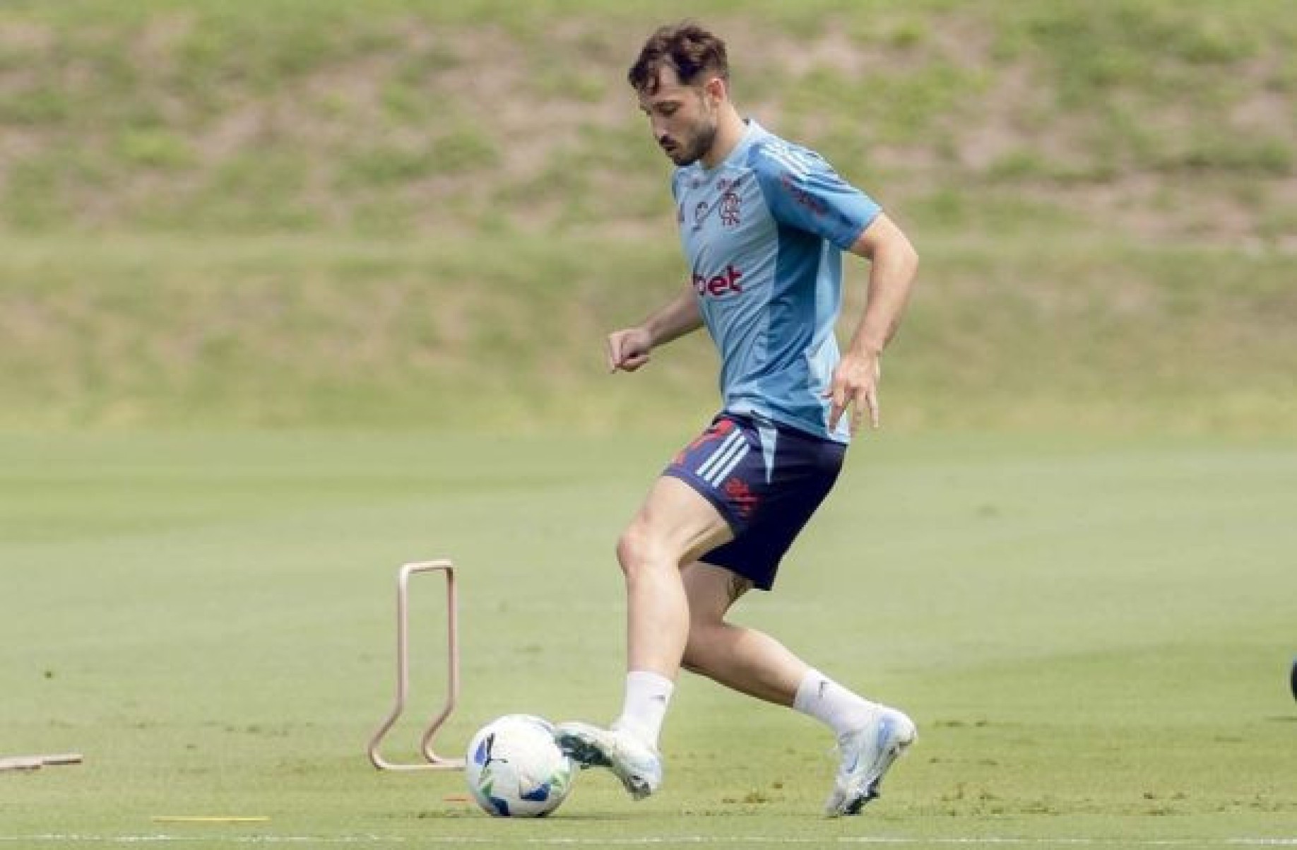 Vinã realiza trabalhos com a fisioterapia e segue cronograma no Flamengo Vinã realiza trabalhos com a fisioterapia e segue cronograma no Flamengo