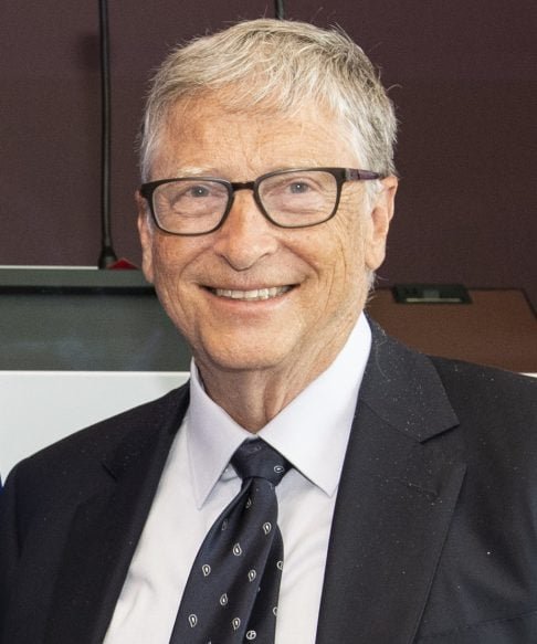 Nos últimos anos, Gates tem se dedicado também a questões como mudanças climáticas e energias limpas, investindo em tecnologias sustentáveis. 