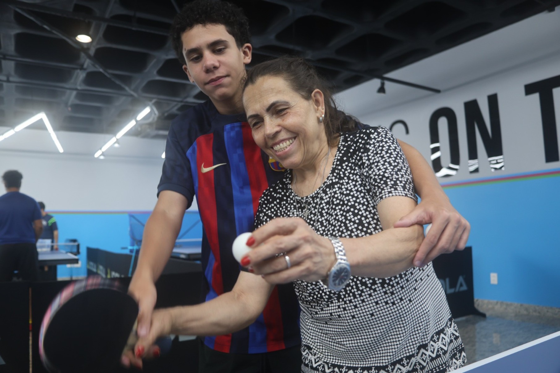 Luiza Mendes joga com os netos na academia Life Pong