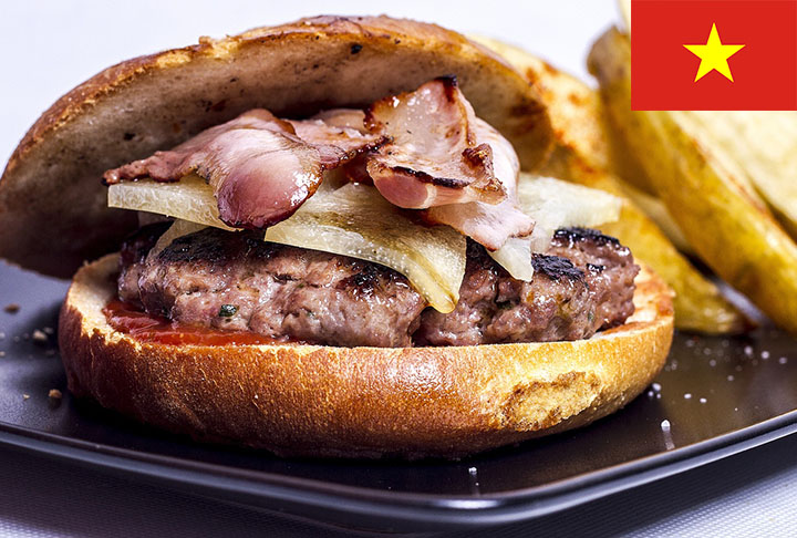 5º - Bánh mì heo quay - É originário do Vietnã e  em português significa "barriga de porco assada". A carne -  temperada com especiarias e uma camada de sal - vai ao forno, depois é fatiada e colocada no pão. Sua popularidade é tanta no país que o prato pode ser comprado em diversas barracas de rua. 