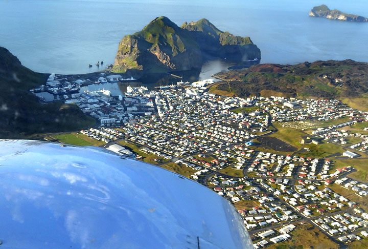 Vestmannaeyjar, Islândia: Localizado na costa sul da Islândia, esta cidade faz parte da ilha Heimaey. A região é um destino popular para observação de aves, especialmente papagaios-do-mar, e oferece oportunidades para explorar cavernas marinhas e fazer trilhas.