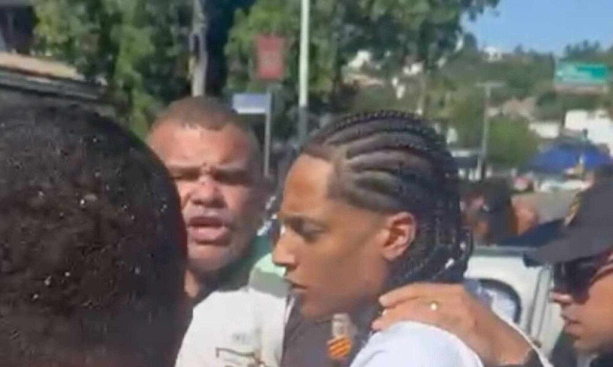 VÍDEO: Cantor Oruam é preso na Barra da Tijuca; motivo ainda não foi divulgado -  (crédito: Tupi - Pablo Oliveira)