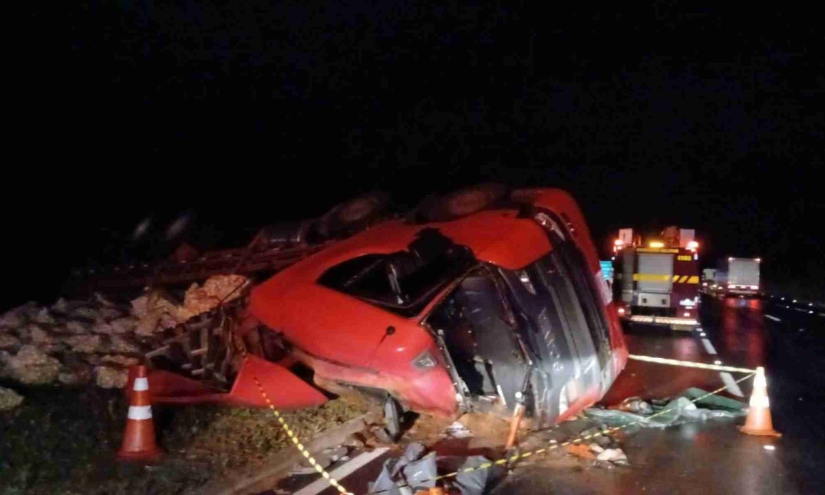 Motorista de caminhão perdeu o controle da direção ao ar pelo trevo do povoado de Engenheiro Dolabela -  (crédito: CBMMG)