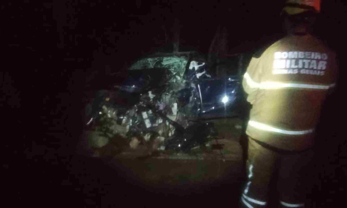Condutor do carro Jeep Com perdeu o controle da direção, bateu contra uma árvore à margem da rodovia estadual e capotou -  (crédito: CBMMG)