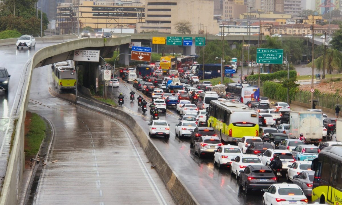 A chuva forte causou quedas de árvores, alagamentos e impactou o trânsito na capital na manhã desta quarta feira (16/04)  -  (crédito: Jair Amaral/EM/D.A Press)